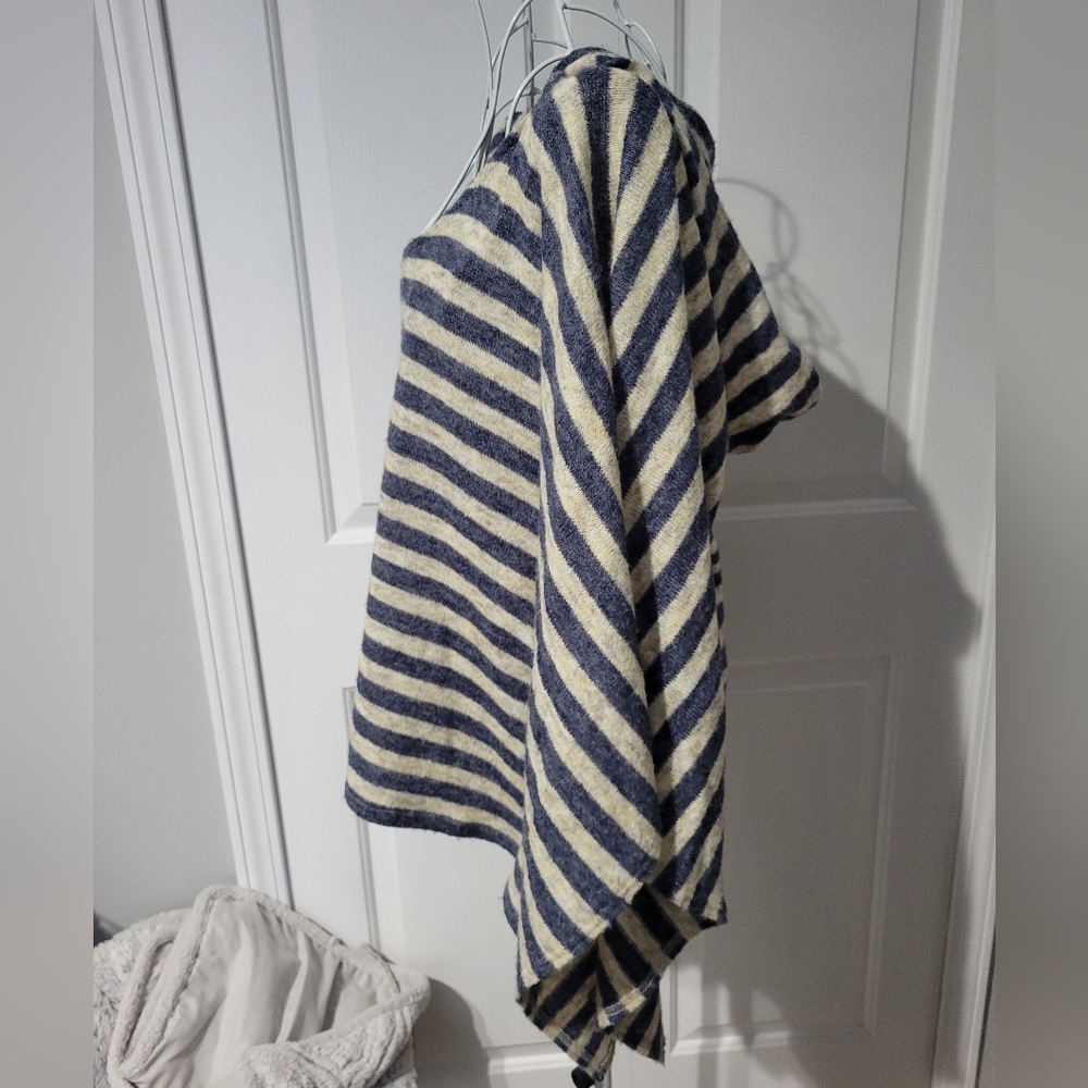 BillabongWoman’s Blue and Cream Striped Hoodie Size Medium - Picture 2 of 6